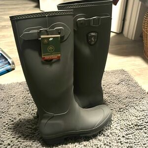Women’s Kamik size 9 rain boot.